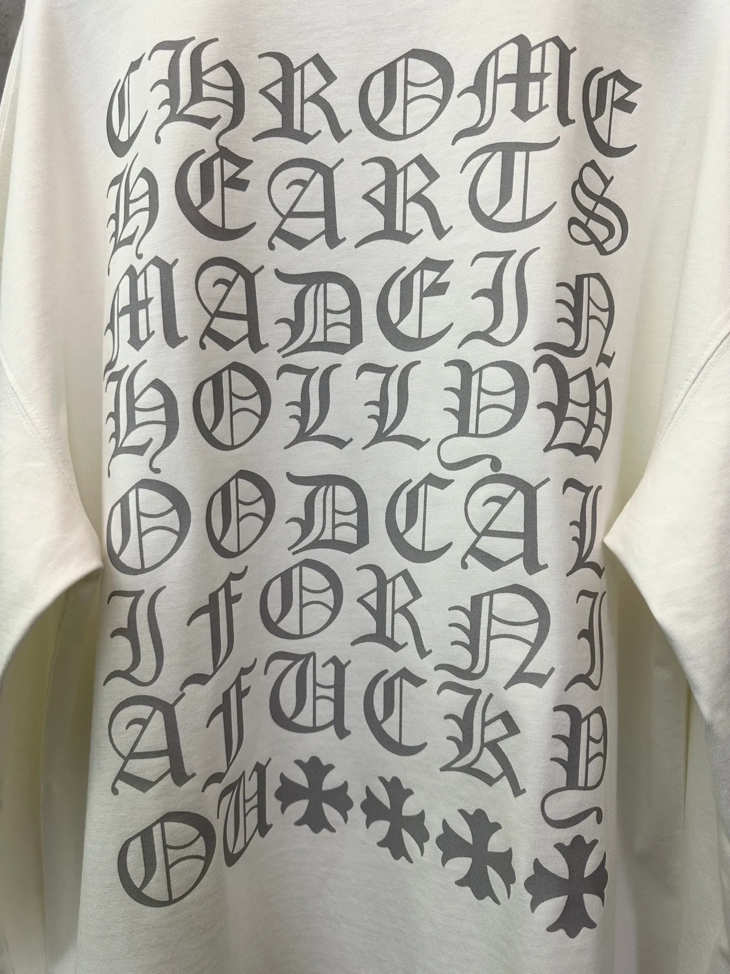 P300 Chrome Hearts 25ss classic Sanskrit gray letter round neck long-sleeved T-shirt. Fabric is high-definition, super heavyweight cotton, double yarn compact Xinjiang cotton. Weight: 320 grams. Clean cloth surface. Clear cloth texture. Tight feel. Stiff. High color fastness. No deformation. No discoloration. Customized hardware. Thread. Accessories. Matching. Same style for men and women. -Color: Black White -Size: XS S M L